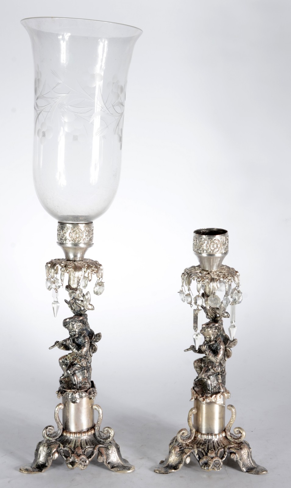 Par de luminárias de metal prateado decorados com figuras de... - foto 1 de 9