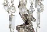 Par de luminárias de metal prateado decorados c... - Par de luminárias de metal prateado decorados com figuras de flautistas sobre pedestal. Um deles com manga de cristal. Faltando alguns pingentes...