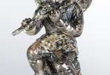 Par de luminárias de metal prateado decorados c... - Par de luminárias de metal prateado decorados com figuras de flautistas sobre pedestal. Um deles com manga de cristal. Faltando alguns pingentes...