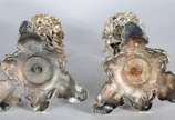 Par de luminárias de metal prateado decorados c... - Par de luminárias de metal prateado decorados com figuras de flautistas sobre pedestal. Um deles com manga de cristal. Faltando alguns pingentes...