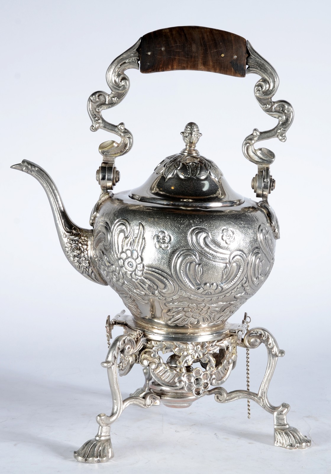 Samovar de metal prateado com flores cinzeladas, alça com detalhe de... - foto 1 de 11
