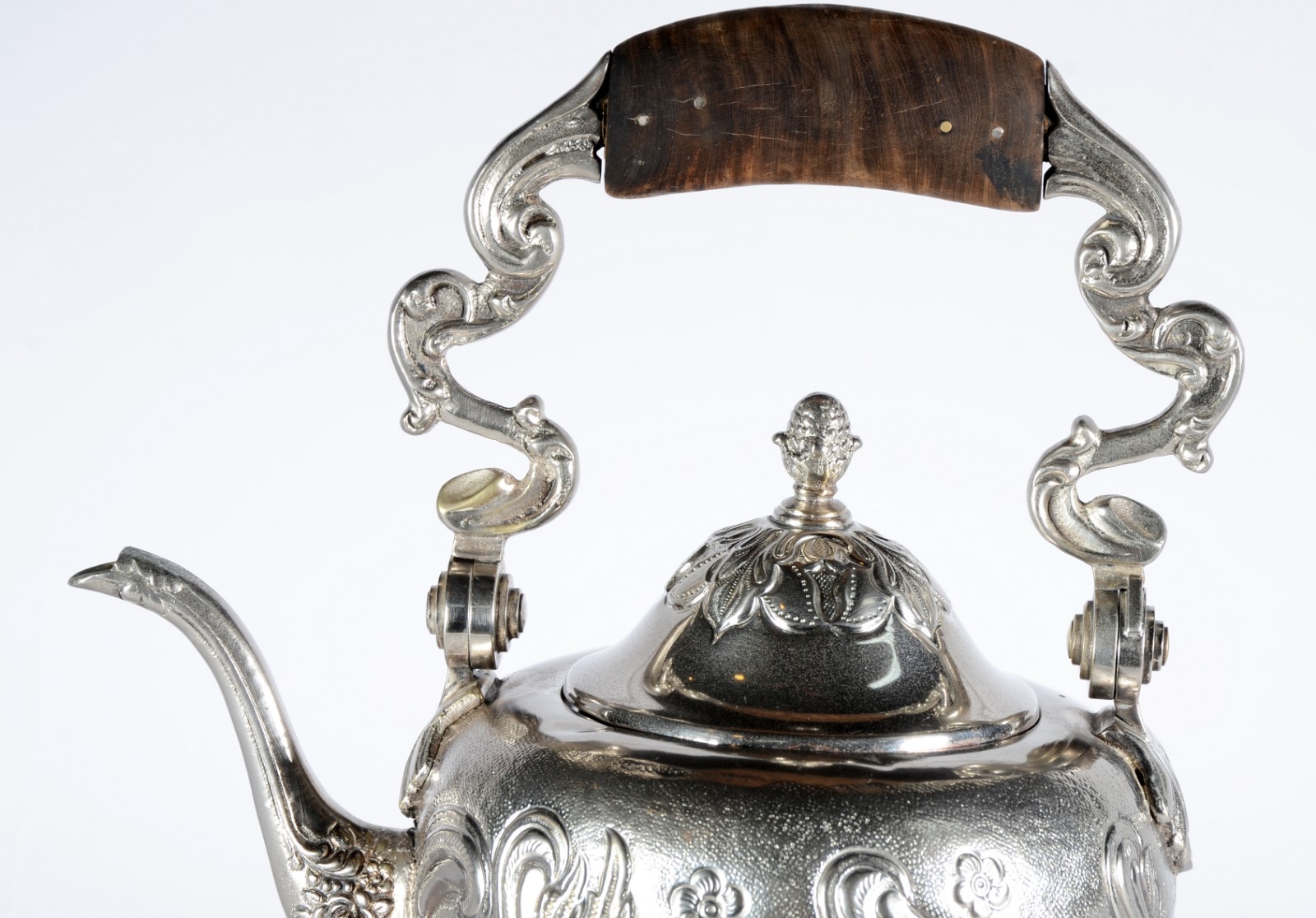 Samovar de metal prateado com flores cinzeladas, alça com detalhe de... - foto 2 de 11