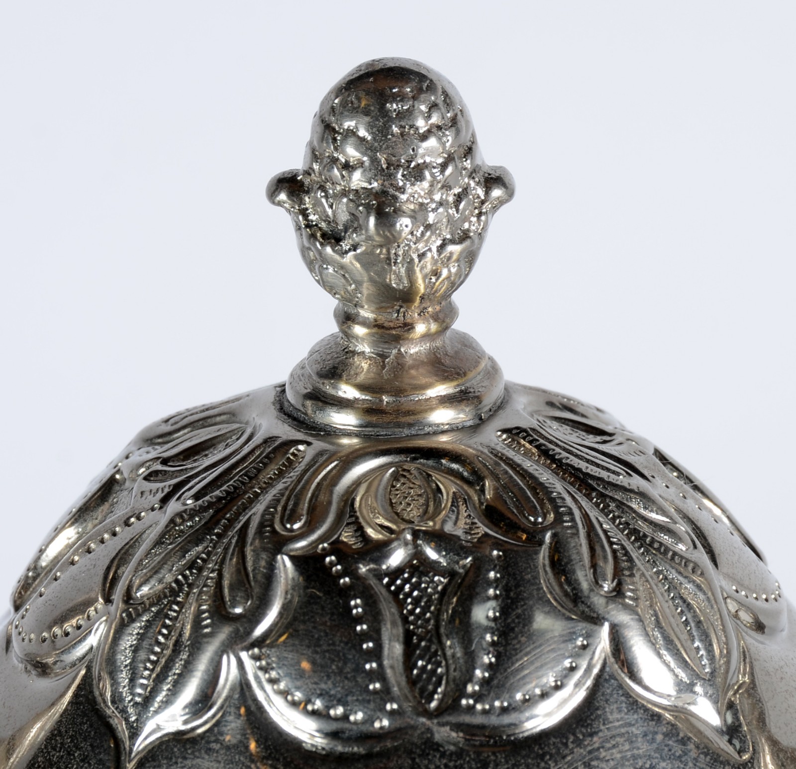 Samovar de metal prateado com flores cinzeladas, alça com detalhe de... - foto 3 de 11