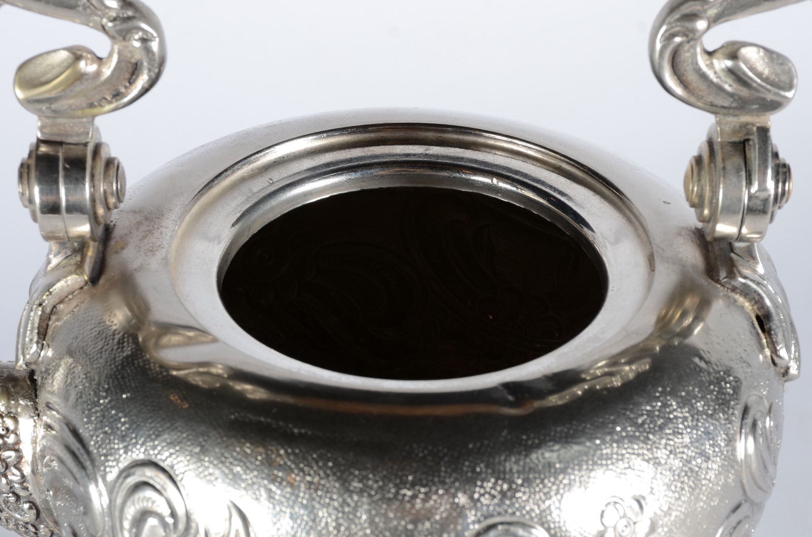 Samovar de metal prateado com flores cinzeladas, alça com detalhe de... - foto 4 de 11
