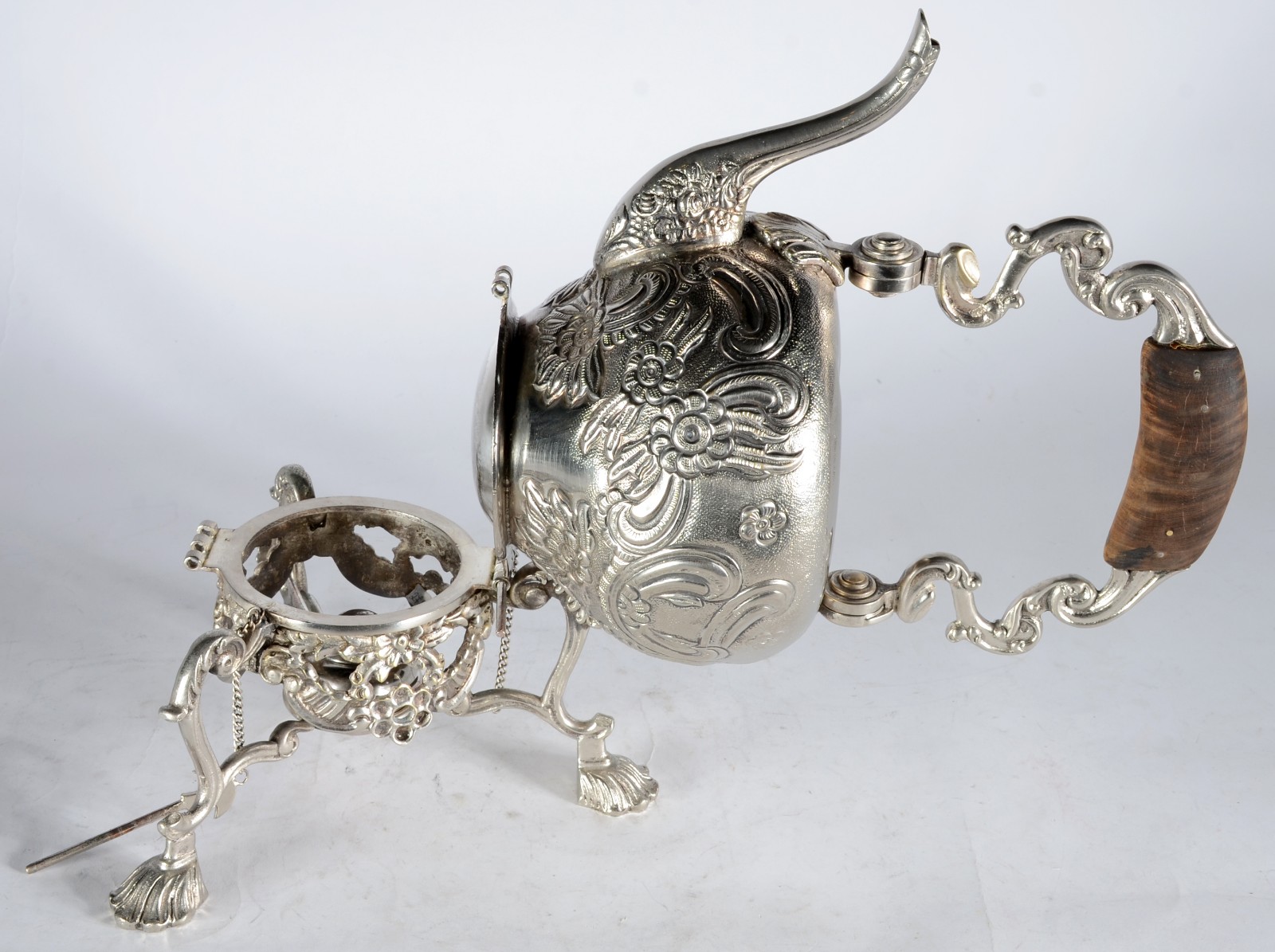 Samovar de metal prateado com flores cinzeladas, alça com detalhe de... - foto 6 de 11