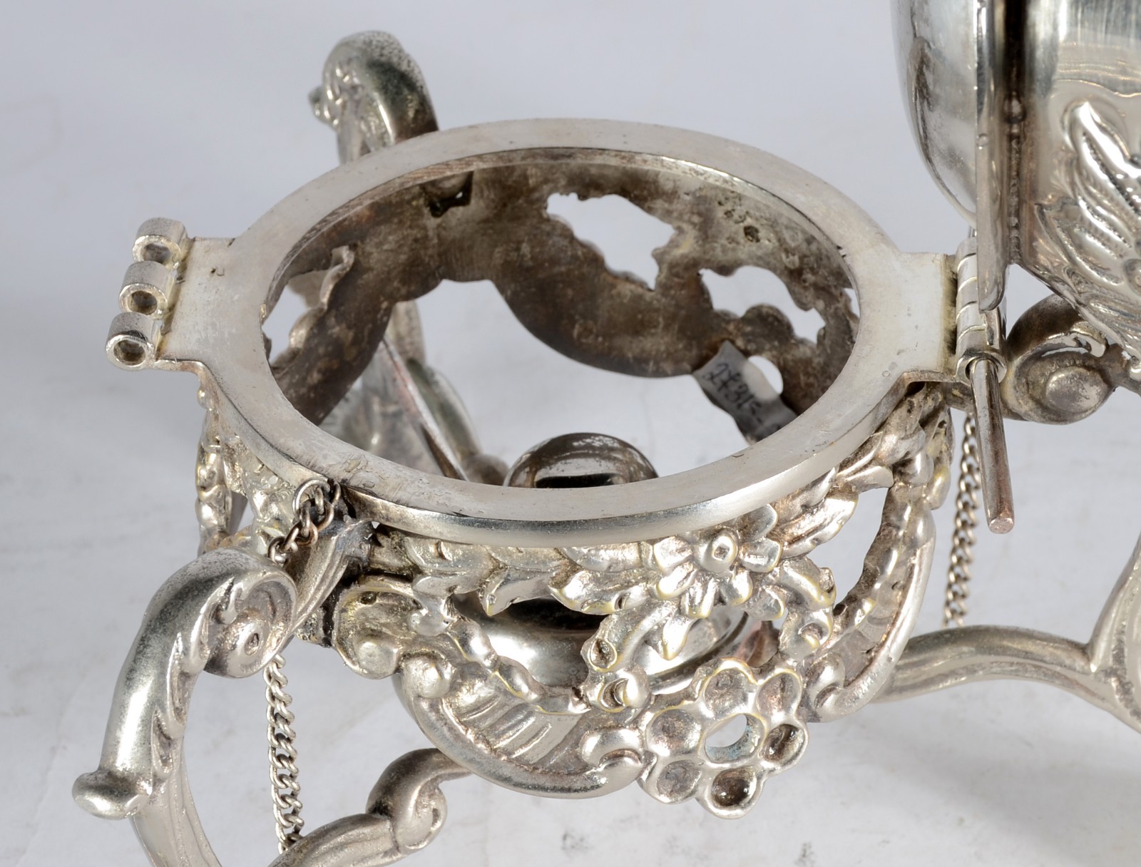 Samovar de metal prateado com flores cinzeladas, alça com detalhe de... - foto 7 de 11