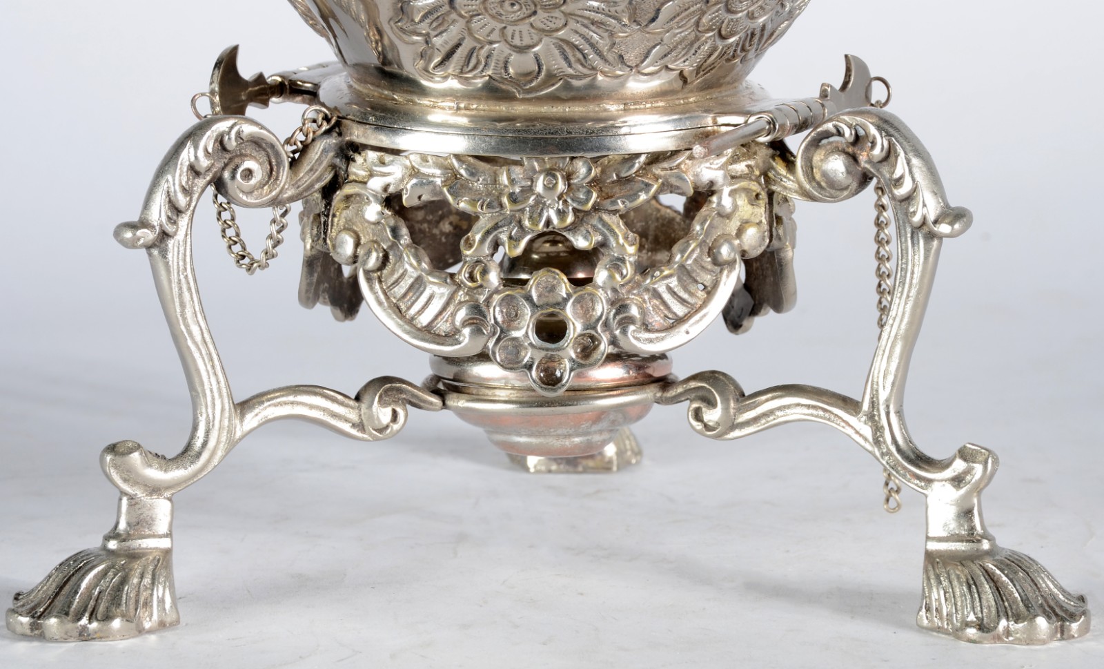 Samovar de metal prateado com flores cinzeladas, alça com detalhe de... - foto 9 de 11