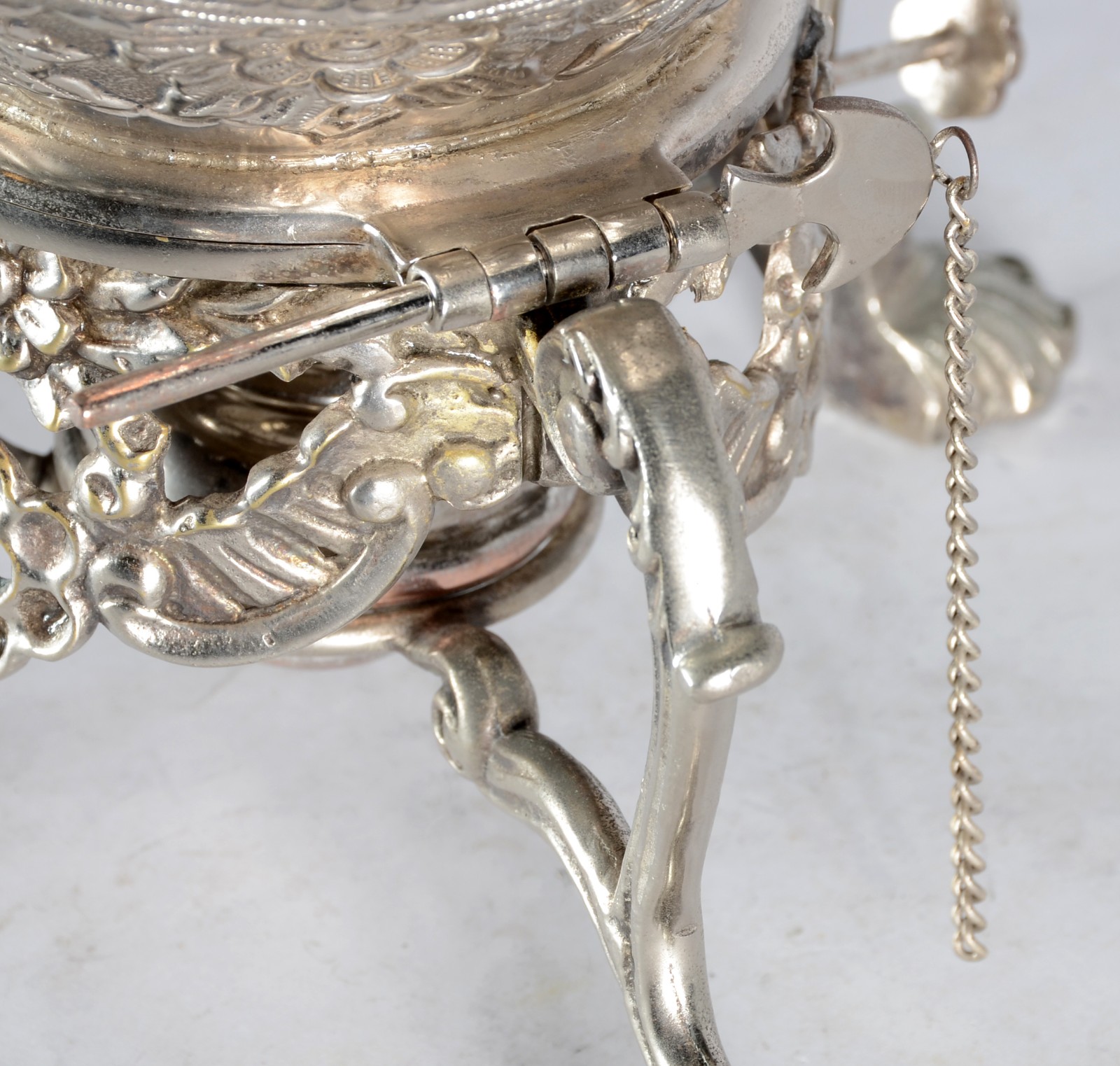 Samovar de metal prateado com flores cinzeladas, alça com detalhe de... - foto 10 de 11