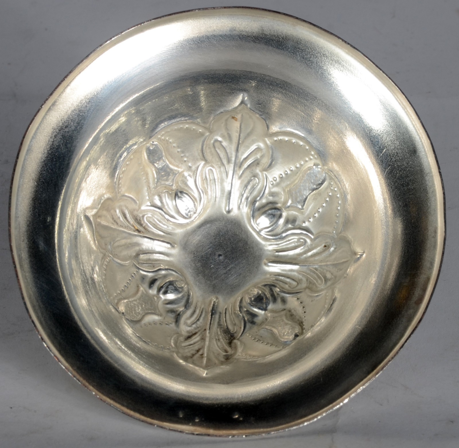 Samovar de metal prateado com flores cinzeladas, alça com detalhe de... - foto 11 de 11