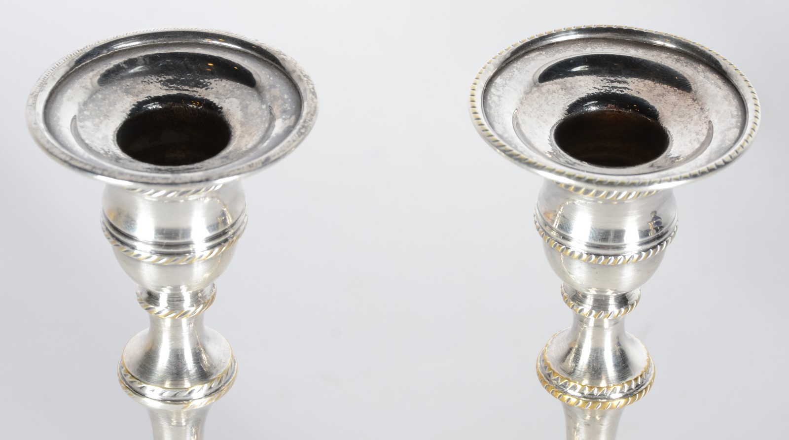 Quatro peças de metal prateado, sendo: par de castiçais, cálice sacro... - foto 3 de 11
