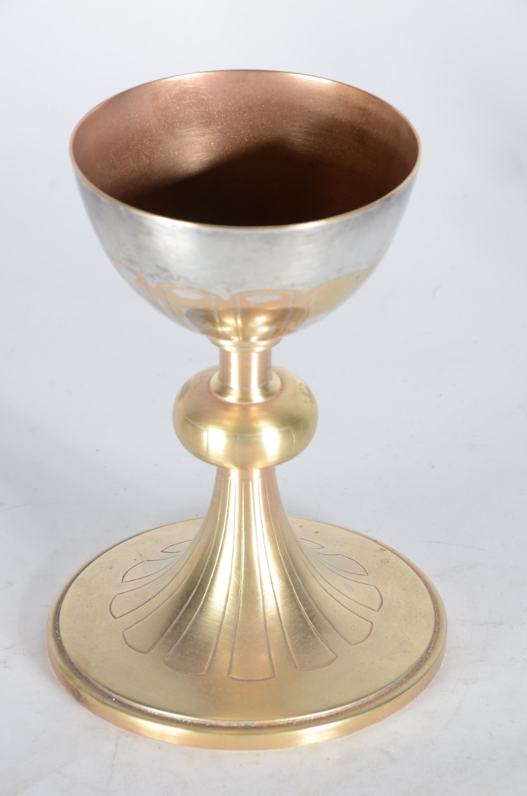 Quatro peças de metal prateado, sendo: par de castiçais, cálice sacro... - foto 4 de 11