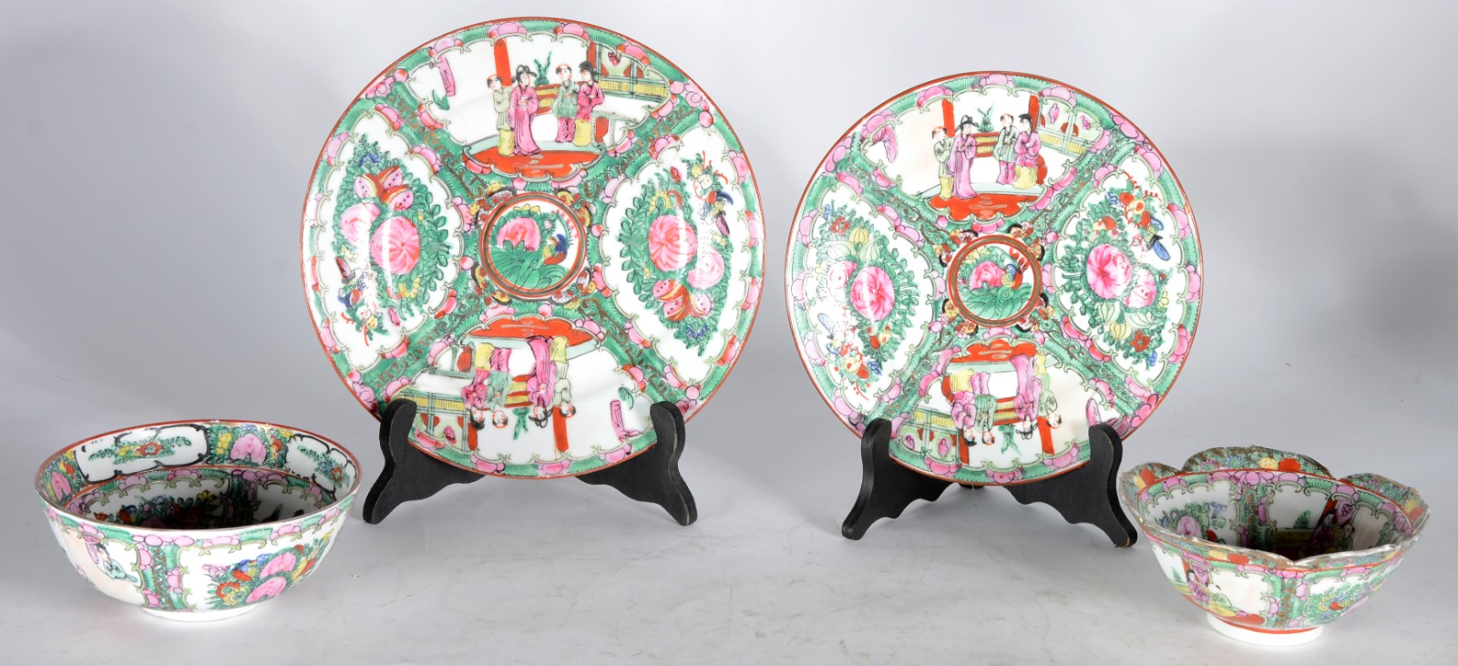 Quatro peças diversas de porcelana oriental rosa e verde, sendo: dois... - foto 1 de 7