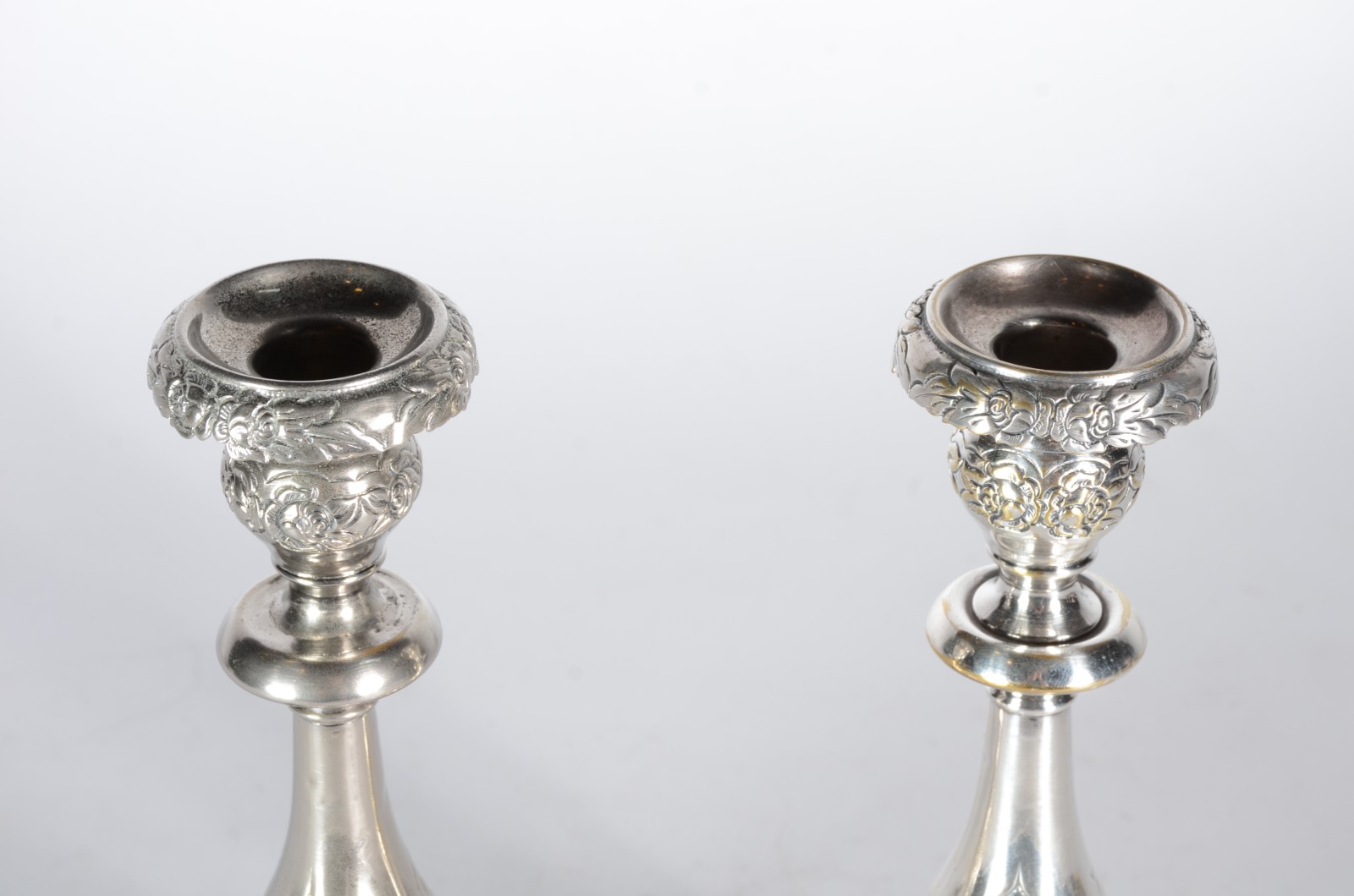 Par de castiçais de metal prateado, pés com modelos diferentes. - foto 3 de 5