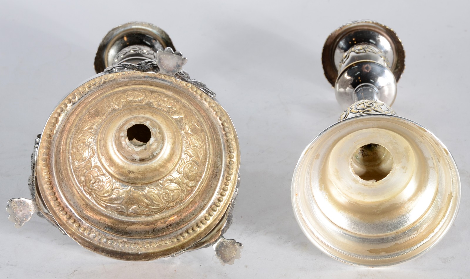 Par de castiçais de metal prateado, pés com modelos diferentes. - foto 4 de 5