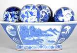 Diversas peças, sendo: fruteira e 10 "bolas" de... - Diversas peças, sendo: fruteira e 10 "bolas" decorativas de porcelana azul e branca. Total: 11 peças.