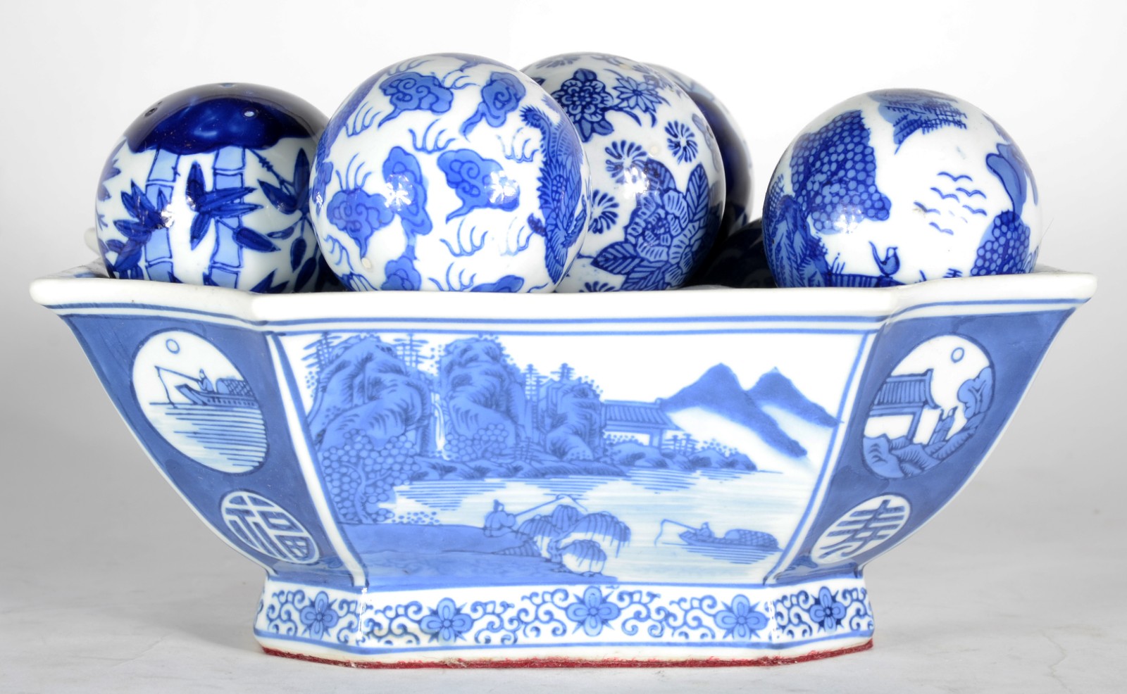 Diversas peças, sendo: fruteira e 10 "bolas" decorativas de porcelana... - foto 1 de 5