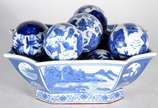 Diversas peças, sendo: fruteira e 10 "bolas" de... - Diversas peças, sendo: fruteira e 10 "bolas" decorativas de porcelana azul e branca. Total: 11 peças.