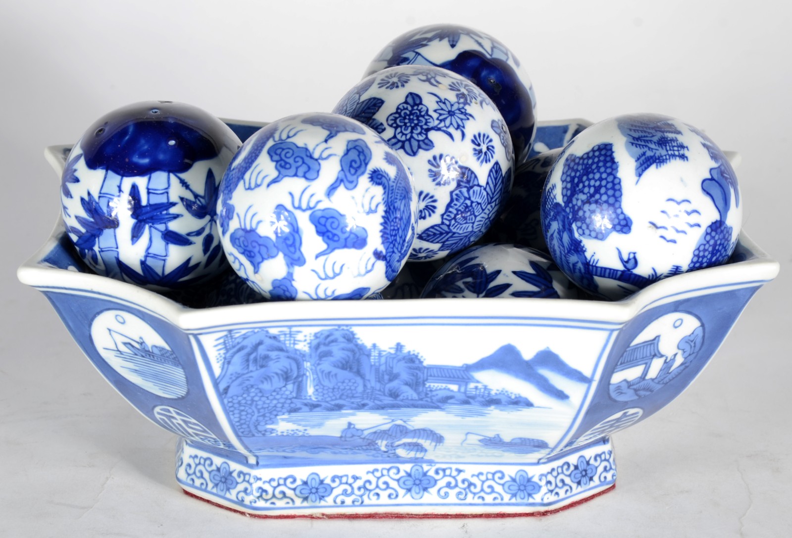Diversas peças, sendo: fruteira e 10 "bolas" decorativas de porcelana... - foto 2 de 5