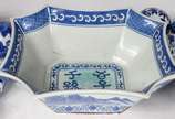 Diversas peças, sendo: fruteira e 10 "bolas" de... - Diversas peças, sendo: fruteira e 10 "bolas" decorativas de porcelana azul e branca. Total: 11 peças.