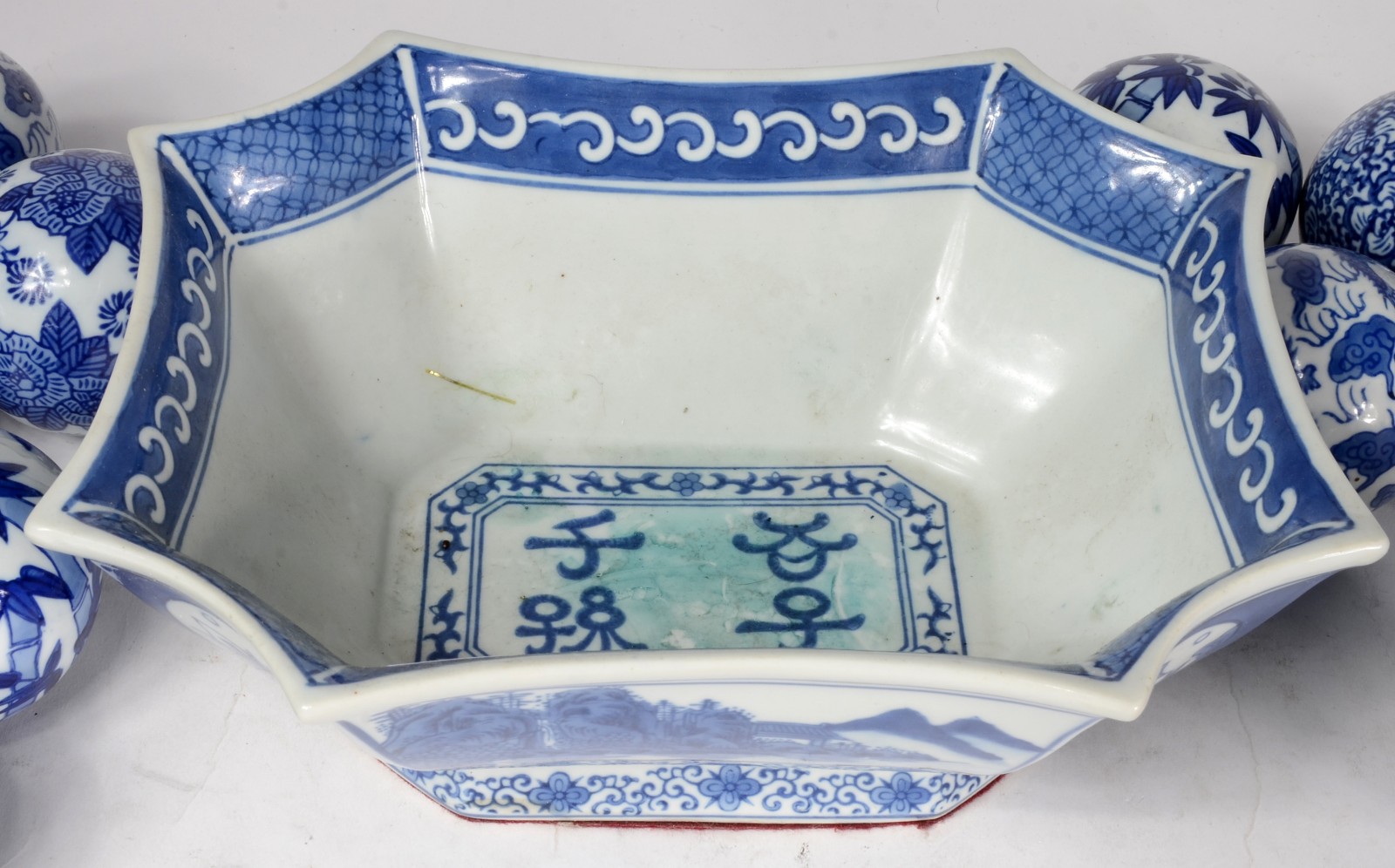 Diversas peças, sendo: fruteira e 10 "bolas" decorativas de porcelana... - foto 3 de 5