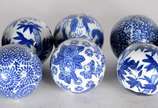 Diversas peças, sendo: fruteira e 10 "bolas" de... - Diversas peças, sendo: fruteira e 10 "bolas" decorativas de porcelana azul e branca. Total: 11 peças.
