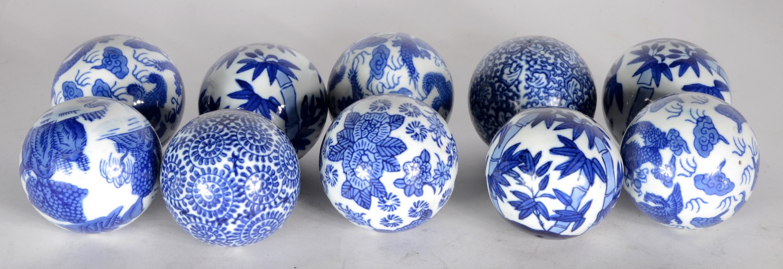 Diversas peças, sendo: fruteira e 10 "bolas" decorativas de porcelana... - foto 4 de 5