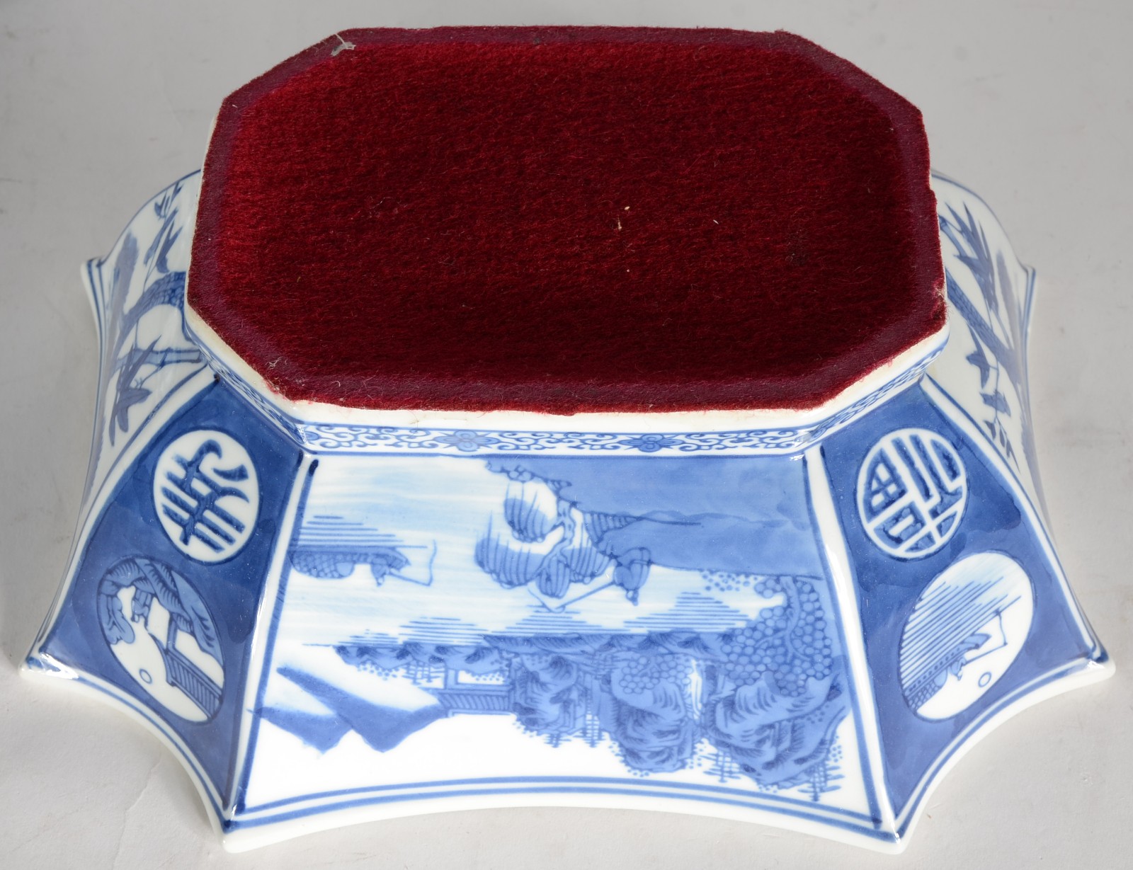Diversas peças, sendo: fruteira e 10 "bolas" decorativas de porcelana... - foto 5 de 5