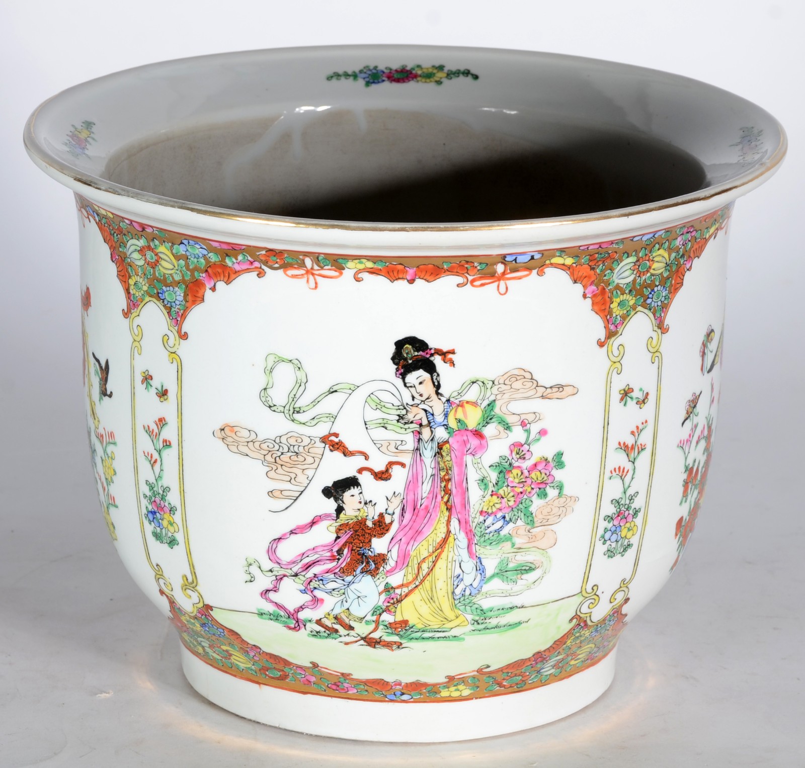Cachepot de porcelana chinesa decorado com gueixa e criança em... - foto 2 de 5