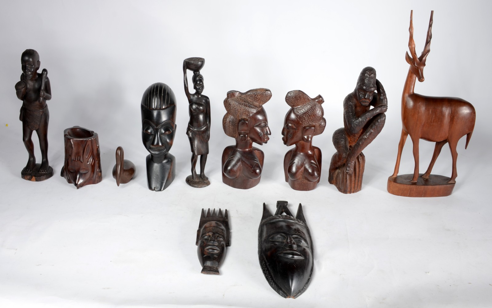 Onze peças diversas de madeira africana. Desgastes. - foto 1 de 11