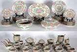 Serviço de jantar e chá de porcelana oriental, ... - Serviço de jantar e chá de porcelana oriental, decoração floral em tons predominantes de rosa e verde, composto de: 18 pratos rasos, 18 pratos d...