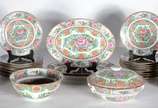 Serviço de jantar e chá de porcelana oriental, ... - Serviço de jantar e chá de porcelana oriental, decoração floral em tons predominantes de rosa e verde, composto de: 18 pratos rasos, 18 pratos d...