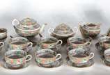 Serviço de jantar e chá de porcelana oriental, ... - Serviço de jantar e chá de porcelana oriental, decoração floral em tons predominantes de rosa e verde, composto de: 18 pratos rasos, 18 pratos d...