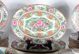 Serviço de jantar e chá de porcelana oriental, ... - Serviço de jantar e chá de porcelana oriental, decoração floral em tons predominantes de rosa e verde, composto de: 18 pratos rasos, 18 pratos d...
