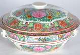 Serviço de jantar e chá de porcelana oriental, ... - Serviço de jantar e chá de porcelana oriental, decoração floral em tons predominantes de rosa e verde, composto de: 18 pratos rasos, 18 pratos d...