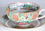 Serviço de jantar e chá de porcelana oriental, ... - Serviço de jantar e chá de porcelana oriental, decoração floral em tons predominantes de rosa e verde, composto de: 18 pratos rasos, 18 pratos d...