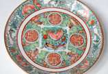 Serviço de jantar e chá de porcelana oriental, ... - Serviço de jantar e chá de porcelana oriental, decoração floral em tons predominantes de rosa e verde, composto de: 18 pratos rasos, 18 pratos d...