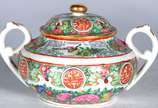 Serviço de jantar e chá de porcelana oriental, ... - Serviço de jantar e chá de porcelana oriental, decoração floral em tons predominantes de rosa e verde, composto de: 18 pratos rasos, 18 pratos d...