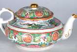 Serviço de jantar e chá de porcelana oriental, ... - Serviço de jantar e chá de porcelana oriental, decoração floral em tons predominantes de rosa e verde, composto de: 18 pratos rasos, 18 pratos d...