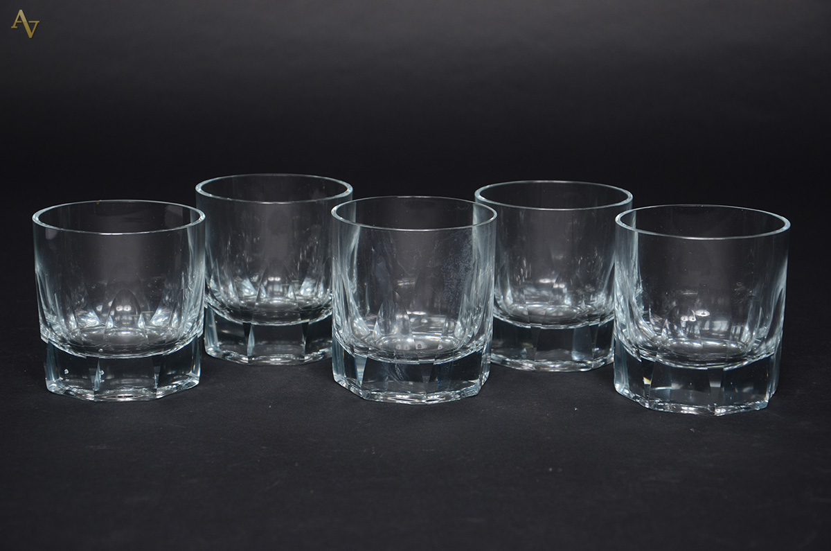 Cinco copos de cristal facetado para whisky.