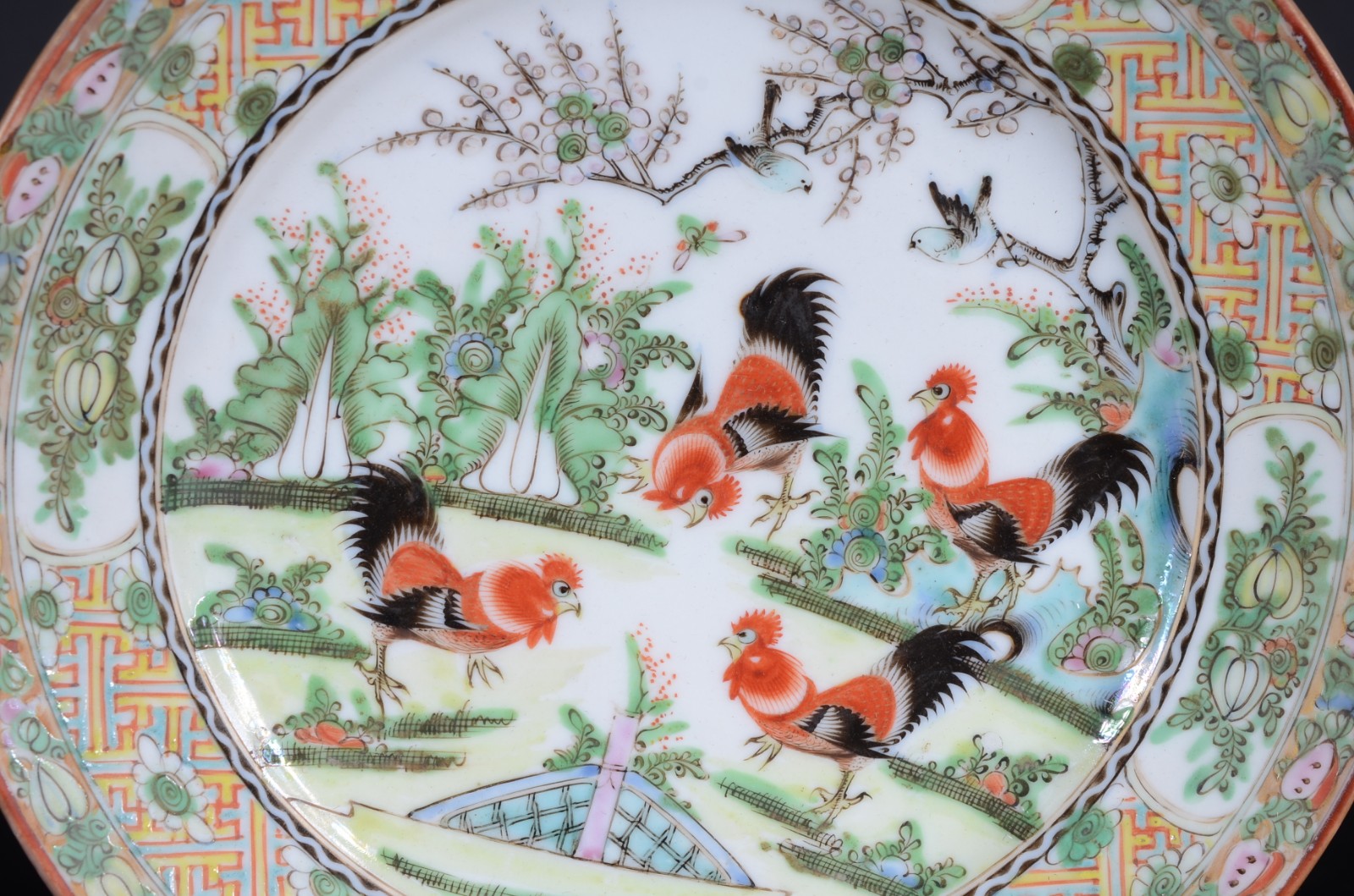 Três pratos de porcelana chinesa, sendo um par com figura típica ao... - foto 5 de 6