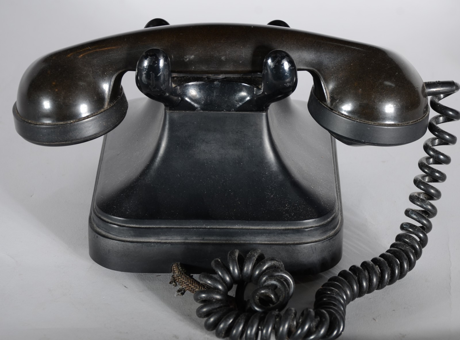 Antigo aparelho telefônico de baquelite preto. Desgastes do tempo. - foto 8 de 8