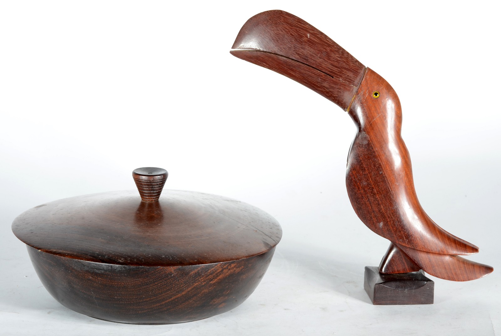 Duas peças, sendo: escultura representando tucano de jacarandá e bowl... - foto 1 de 11