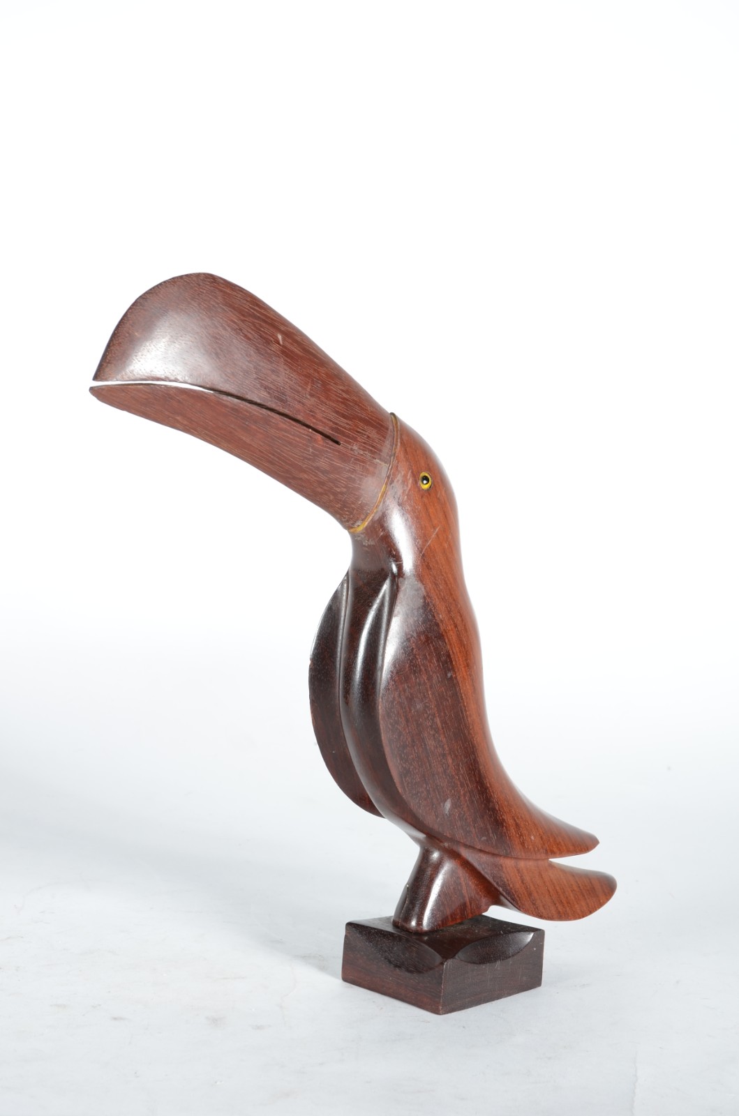 Duas peças, sendo: escultura representando tucano de jacarandá e bowl... - foto 3 de 11