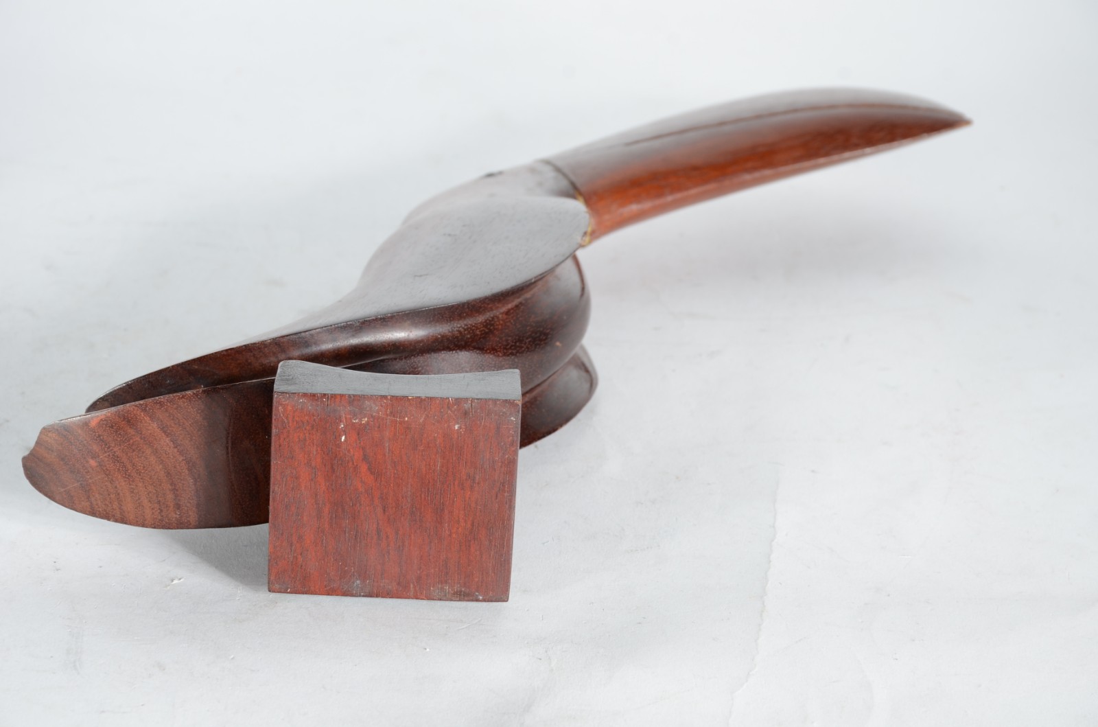 Duas peças, sendo: escultura representando tucano de jacarandá e bowl... - foto 7 de 11