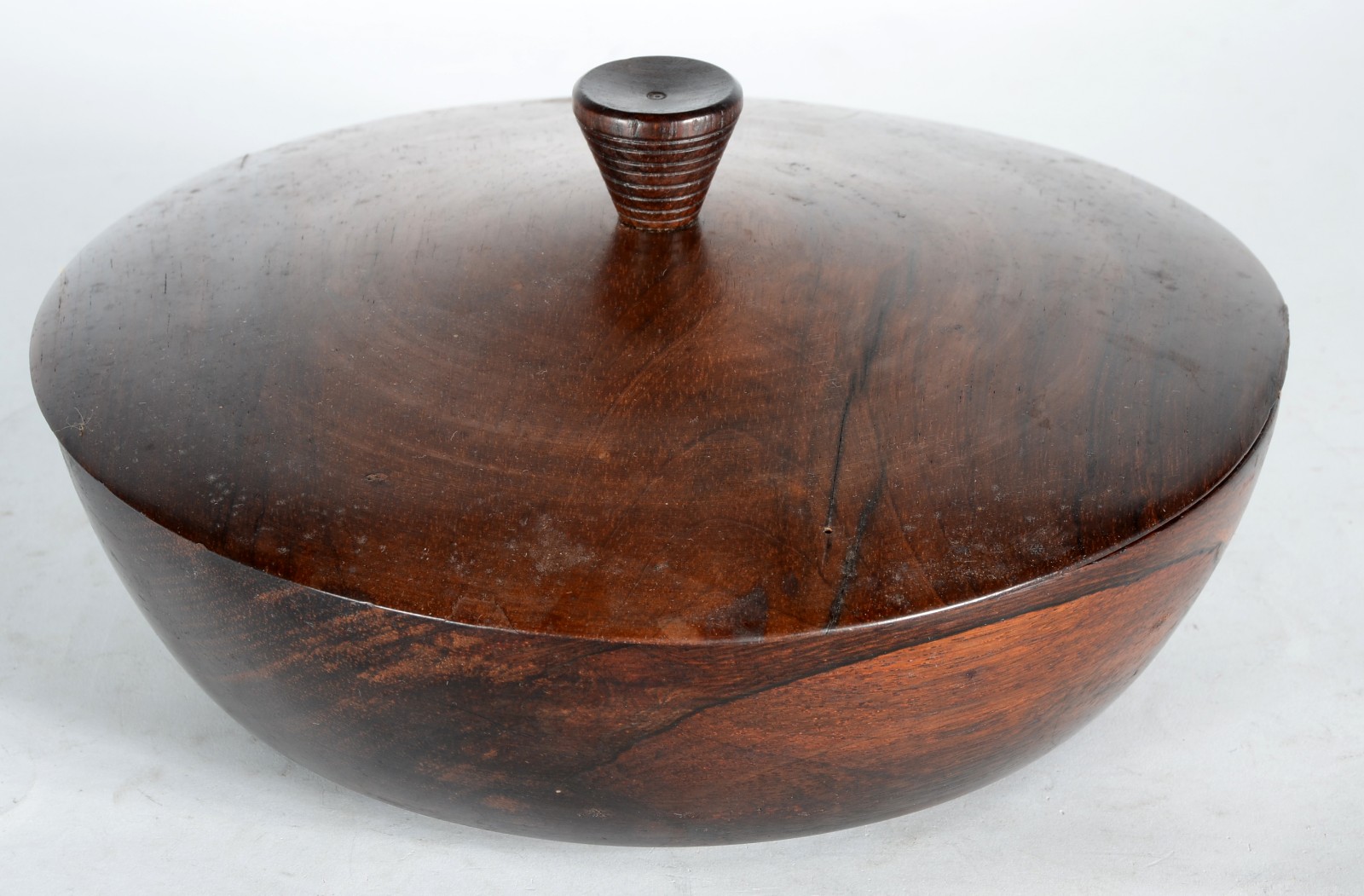 Duas peças, sendo: escultura representando tucano de jacarandá e bowl... - foto 8 de 11