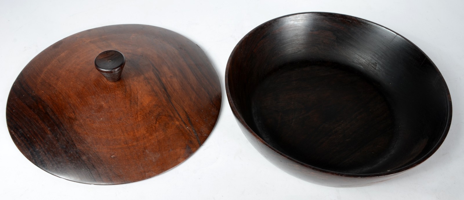 Duas peças, sendo: escultura representando tucano de jacarandá e bowl... - foto 10 de 11