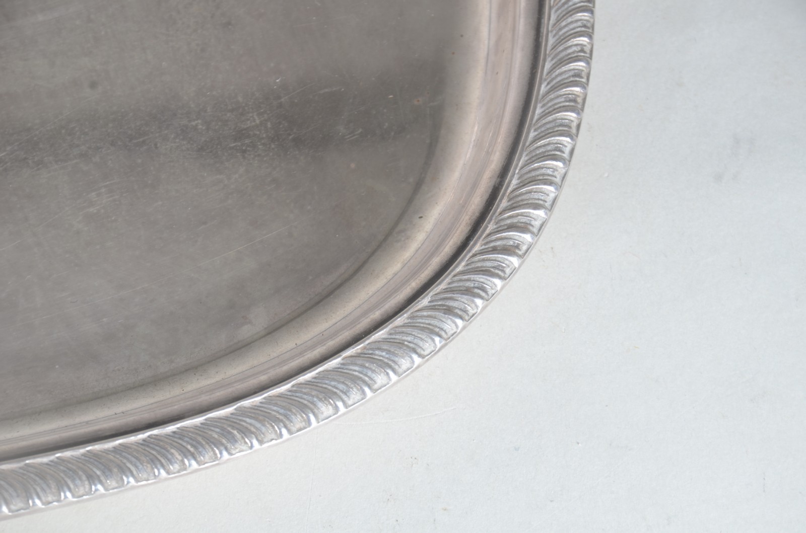 Bandeja com alças de metal prateado. - foto 4 de 8