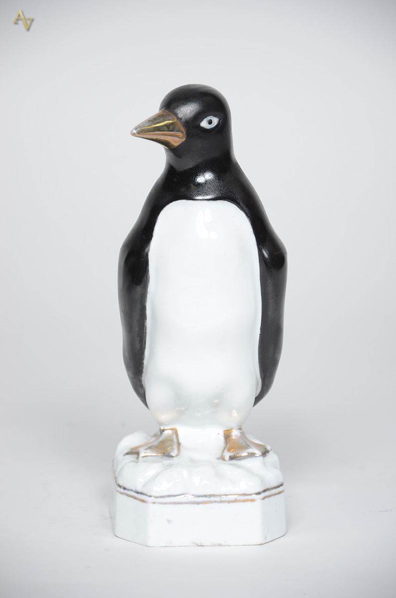 Escultura de porcelana em forma de pinguim nas cores preto e branco... - foto 1 de 2