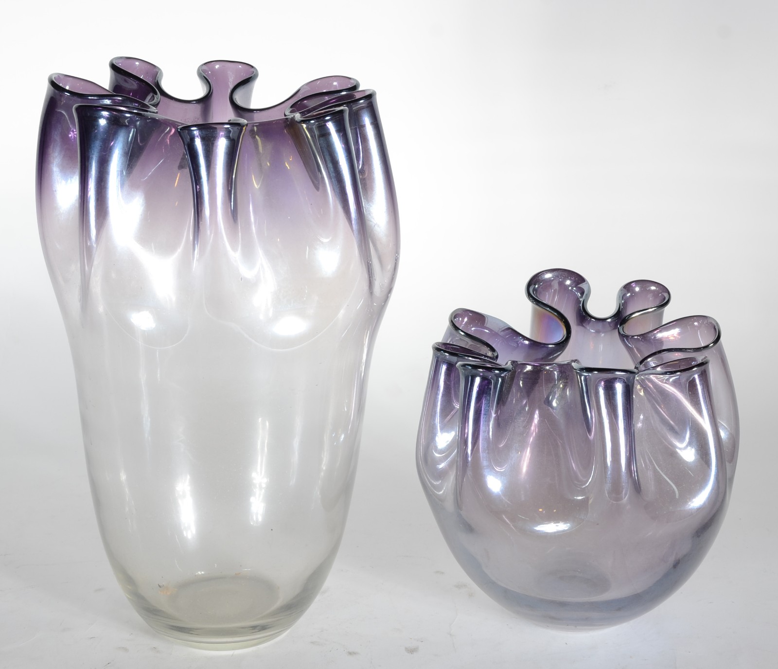 Dois vasos de cristal na cor lilás, borda feitio babado. - foto 1 de 5