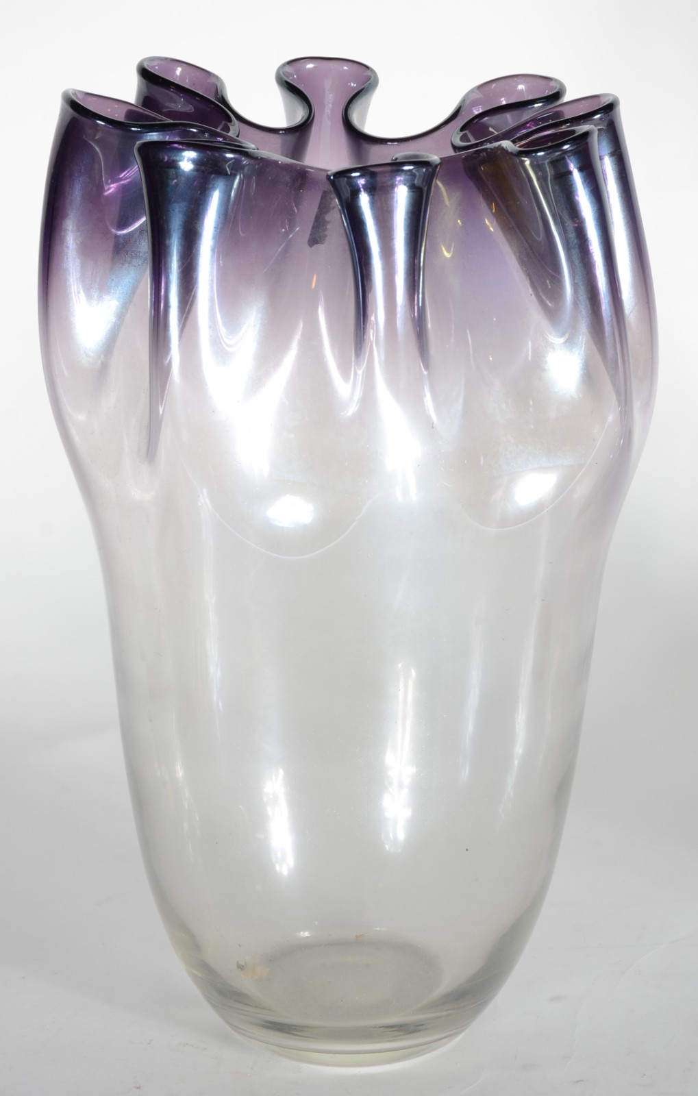 Dois vasos de cristal na cor lilás, borda feitio babado. - foto 3 de 5